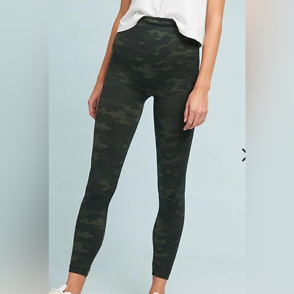 SPANX woman’s camo leggings Size large green
